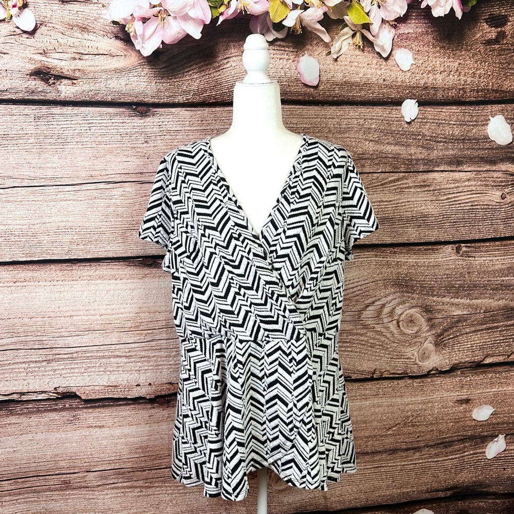Ava & Viv Women’s Rayon White Black Abstract Print V-Neck Flared Sweater Plus 1X